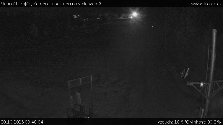 Skiareál Troják - Kamera u nástupu na vlek svah A - 30.10.2025 v 00:40 Skiareál Troják - Kamera u nástupu na vlek svah A - 30.10.2025 v 00:40