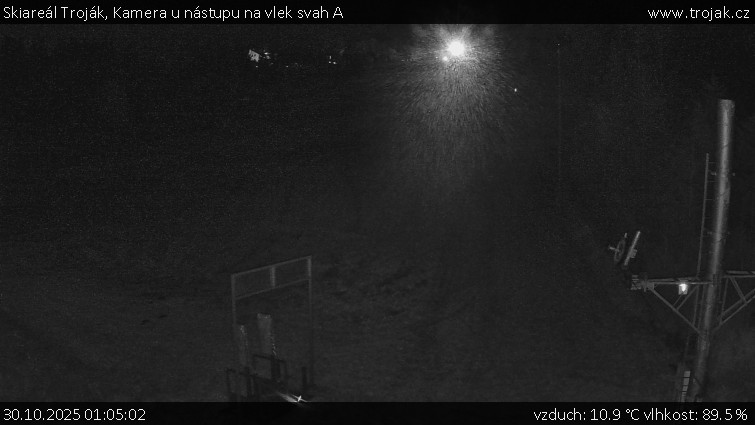 Skiareál Troják - Kamera u nástupu na vlek svah A - 30.10.2025 v 01:05 Skiareál Troják - Kamera u nástupu na vlek svah A - 30.10.2025 v 01:05