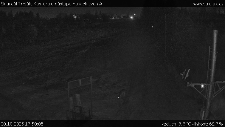 Skiareál Troják - Kamera u nástupu na vlek svah A - 30.10.2025 v 17:50 Skiareál Troják - Kamera u nástupu na vlek svah A - 30.10.2025 v 17:50