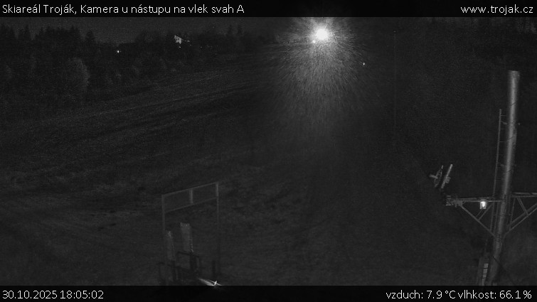 Skiareál Troják - Kamera u nástupu na vlek svah A - 30.10.2025 v 18:05 Skiareál Troják - Kamera u nástupu na vlek svah A - 30.10.2025 v 18:05