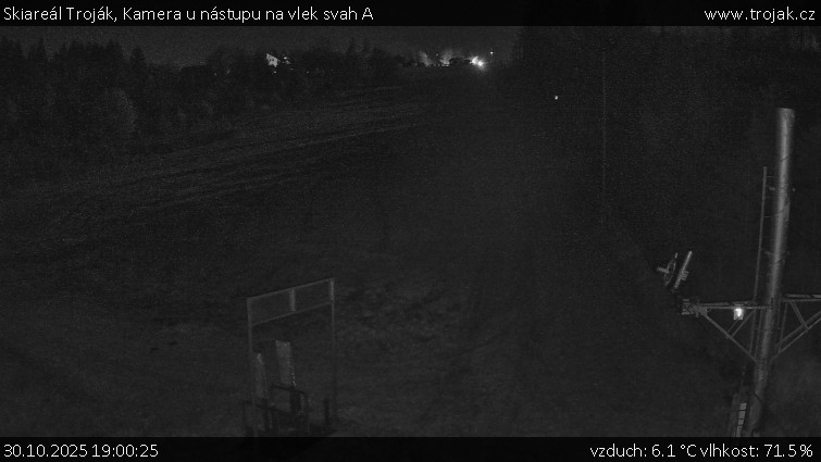 Skiareál Troják - Kamera u nástupu na vlek svah A - 30.10.2025 v 19:00 Skiareál Troják - Kamera u nástupu na vlek svah A - 30.10.2025 v 19:00