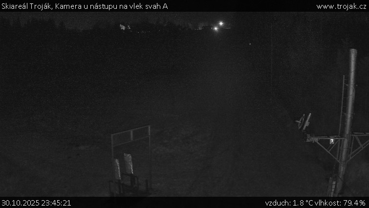 Skiareál Troják - Kamera u nástupu na vlek svah A - 30.10.2025 v 23:45 Skiareál Troják - Kamera u nástupu na vlek svah A - 30.10.2025 v 23:45