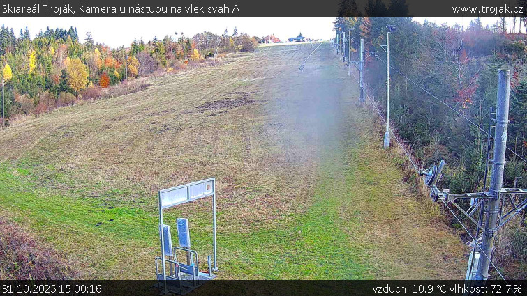 Skiareál Troják - Kamera u nástupu na vlek svah A - 31.10.2025 v 15:00 Skiareál Troják - Kamera u nástupu na vlek svah A - 31.10.2025 v 15:00