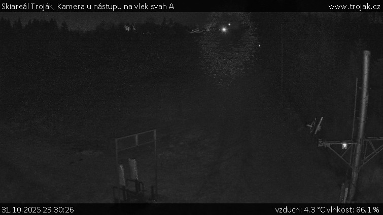Skiareál Troják - Kamera u nástupu na vlek svah A - 31.10.2025 v 23:30 Skiareál Troják - Kamera u nástupu na vlek svah A - 31.10.2025 v 23:30