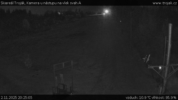 Skiareál Troják - Kamera u nástupu na vlek svah A - 2.11.2025 v 20:25 Skiareál Troják - Kamera u nástupu na vlek svah A - 2.11.2025 v 20:25