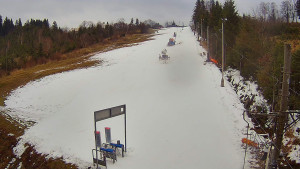 Skiareál Troják - Kamera u nástupu na vlek svah A - 5.12.2025 v 12:35 Skiareál Troják - Kamera u nástupu na vlek svah A - 5.12.2025 v 12:35