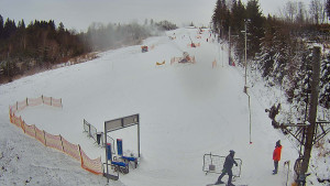 Skiareál Troják - Kamera u nástupu na vlek svah A - 5.1.2026 v 13:05 Skiareál Troják - Kamera u nástupu na vlek svah A - 5.1.2026 v 13:05