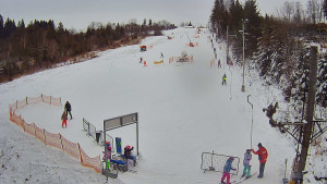 Skiareál Troják - Kamera u nástupu na vlek svah A - 5.1.2026 v 15:05 Skiareál Troják - Kamera u nástupu na vlek svah A - 5.1.2026 v 15:05