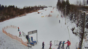 Skiareál Troják - Kamera u nástupu na vlek svah A - 5.1.2026 v 15:10 Skiareál Troják - Kamera u nástupu na vlek svah A - 5.1.2026 v 15:10