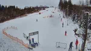 Skiareál Troják - Kamera u nástupu na vlek svah A - 5.1.2026 v 15:25 Skiareál Troják - Kamera u nástupu na vlek svah A - 5.1.2026 v 15:25