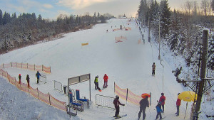 Skiareál Troják - Kamera u nástupu na vlek svah A - 10.1.2026 v 13:05 Skiareál Troják - Kamera u nástupu na vlek svah A - 10.1.2026 v 13:05