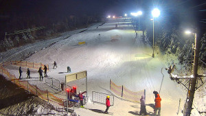 Skiareál Troják - Kamera u nástupu na vlek svah A - 10.1.2026 v 18:10 Skiareál Troják - Kamera u nástupu na vlek svah A - 10.1.2026 v 18:10