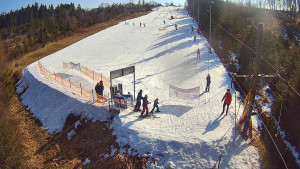 Skiareál Troják - Kamera u nástupu na vlek svah A - 3.3.2026 v 11:10 Skiareál Troják - Kamera u nástupu na vlek svah A - 3.3.2026 v 11:10