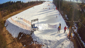 Skiareál Troják - Kamera u nástupu na vlek svah A - 3.3.2026 v 12:10 Skiareál Troják - Kamera u nástupu na vlek svah A - 3.3.2026 v 12:10