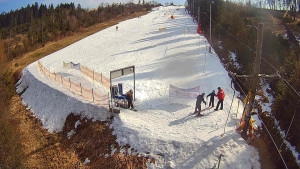 Skiareál Troják - Kamera u nástupu na vlek svah A - 3.3.2026 v 12:15 Skiareál Troják - Kamera u nástupu na vlek svah A - 3.3.2026 v 12:15