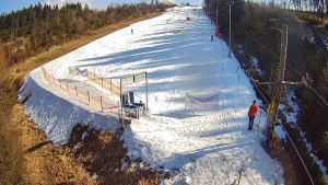 Skiareál Troják - Kamera u nástupu na vlek svah A - 3.3.2026 v 13:20 Skiareál Troják - Kamera u nástupu na vlek svah A - 3.3.2026 v 13:20