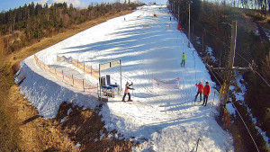 Skiareál Troják - Kamera u nástupu na vlek svah A - 3.3.2026 v 13:25 Skiareál Troják - Kamera u nástupu na vlek svah A - 3.3.2026 v 13:25