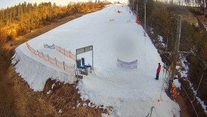 Skiareál Troják - Kamera u nástupu na vlek svah A - 3.3.2026 v 16:10 Skiareál Troják - Kamera u nástupu na vlek svah A - 3.3.2026 v 16:10