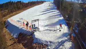 Skiareál Troják - Kamera u nástupu na vlek svah A - 5.3.2026 v 12:00 Skiareál Troják - Kamera u nástupu na vlek svah A - 5.3.2026 v 12:00