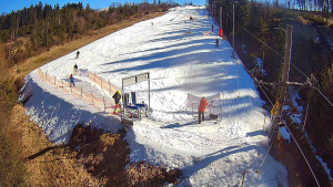 Skiareál Troják - Kamera u nástupu na vlek svah A - 5.3.2026 v 13:00 Skiareál Troják - Kamera u nástupu na vlek svah A - 5.3.2026 v 13:00