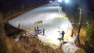 Skiareál Troják - Kamera u nástupu na vlek svah A - 13.3.2026 v 18:55 Skiareál Troják - Kamera u nástupu na vlek svah A - 13.3.2026 v 18:55