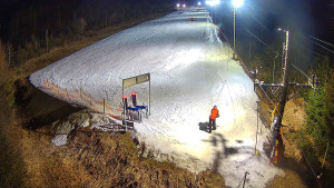 Skiareál Troják - Kamera u nástupu na vlek svah A - 13.3.2026 v 19:30 Skiareál Troják - Kamera u nástupu na vlek svah A - 13.3.2026 v 19:30