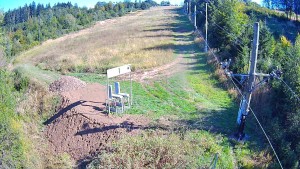Skigebiet Troják - Kamera am Lift-Einstiegsbereich, Piste A - 15.9.2026 v 15:00 Skigebiet Troják - Kamera am Lift-Einstiegsbereich, Piste A - 15.9.2026 v 15:00