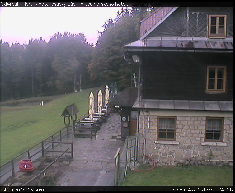 SkiAreál - Horský hotel Vsacký Cáb - Terasa horského hotelu - 14.10.2025 v 16:30 SkiAreál - Horský hotel Vsacký Cáb - Terasa horského hotelu - 14.10.2025 v 16:30