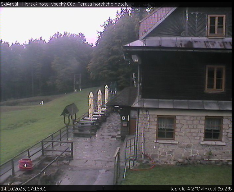 SkiAreál - Horský hotel Vsacký Cáb - Terasa horského hotelu - 14.10.2025 v 17:15 SkiAreál - Horský hotel Vsacký Cáb - Terasa horského hotelu - 14.10.2025 v 17:15