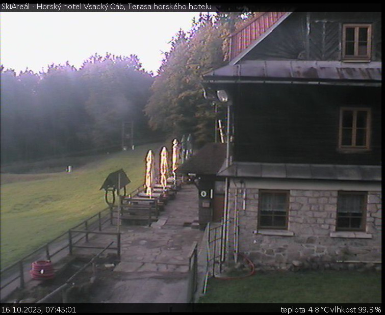 SkiAreál - Horský hotel Vsacký Cáb - Terasa horského hotelu - 16.10.2025 v 07:45 SkiAreál - Horský hotel Vsacký Cáb - Terasa horského hotelu - 16.10.2025 v 07:45