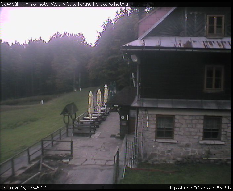 SkiAreál - Horský hotel Vsacký Cáb - Terasa horského hotelu - 16.10.2025 v 17:45 SkiAreál - Horský hotel Vsacký Cáb - Terasa horského hotelu - 16.10.2025 v 17:45