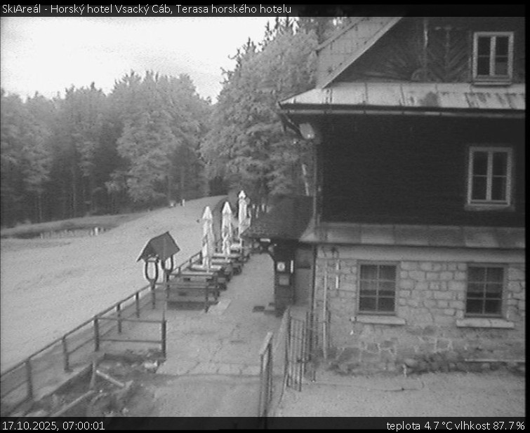 SkiAreál - Horský hotel Vsacký Cáb - Terasa horského hotelu - 17.10.2025 v 07:00 SkiAreál - Horský hotel Vsacký Cáb - Terasa horského hotelu - 17.10.2025 v 07:00