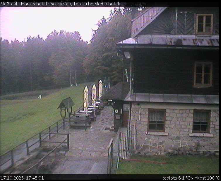 SkiAreál - Horský hotel Vsacký Cáb - Terasa horského hotelu - 17.10.2025 v 17:45 SkiAreál - Horský hotel Vsacký Cáb - Terasa horského hotelu - 17.10.2025 v 17:45