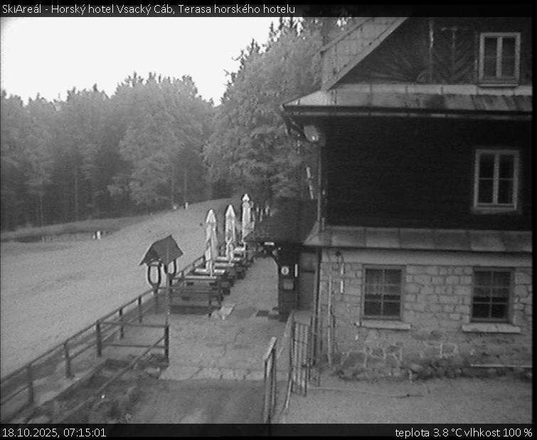 SkiAreál - Horský hotel Vsacký Cáb - Terasa horského hotelu - 18.10.2025 v 07:15 SkiAreál - Horský hotel Vsacký Cáb - Terasa horského hotelu - 18.10.2025 v 07:15