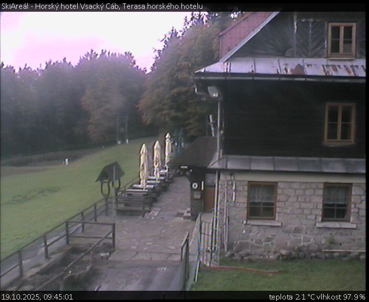 SkiAreál - Horský hotel Vsacký Cáb - Terasa horského hotelu - 19.10.2025 v 09:45 SkiAreál - Horský hotel Vsacký Cáb - Terasa horského hotelu - 19.10.2025 v 09:45