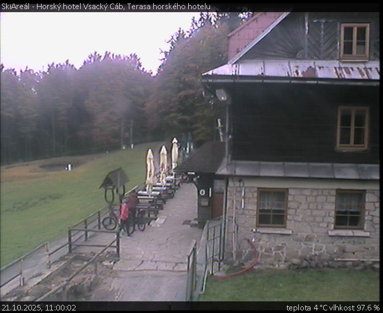 SkiAreál - Horský hotel Vsacký Cáb - Terasa horského hotelu - 21.10.2025 v 11:00 SkiAreál - Horský hotel Vsacký Cáb - Terasa horského hotelu - 21.10.2025 v 11:00