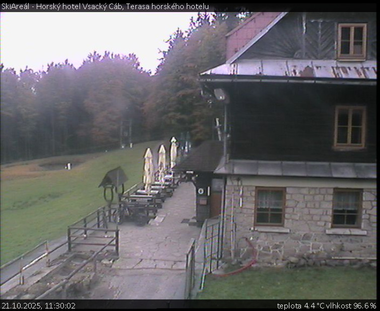 SkiAreál - Horský hotel Vsacký Cáb - Terasa horského hotelu - 21.10.2025 v 11:30 SkiAreál - Horský hotel Vsacký Cáb - Terasa horského hotelu - 21.10.2025 v 11:30