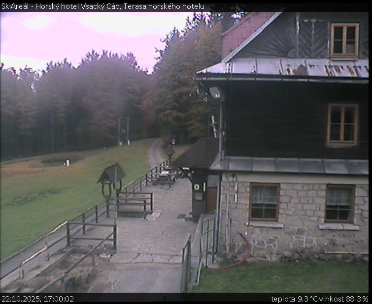 SkiAreál - Horský hotel Vsacký Cáb - Terasa horského hotelu - 22.10.2025 v 17:00 SkiAreál - Horský hotel Vsacký Cáb - Terasa horského hotelu - 22.10.2025 v 17:00