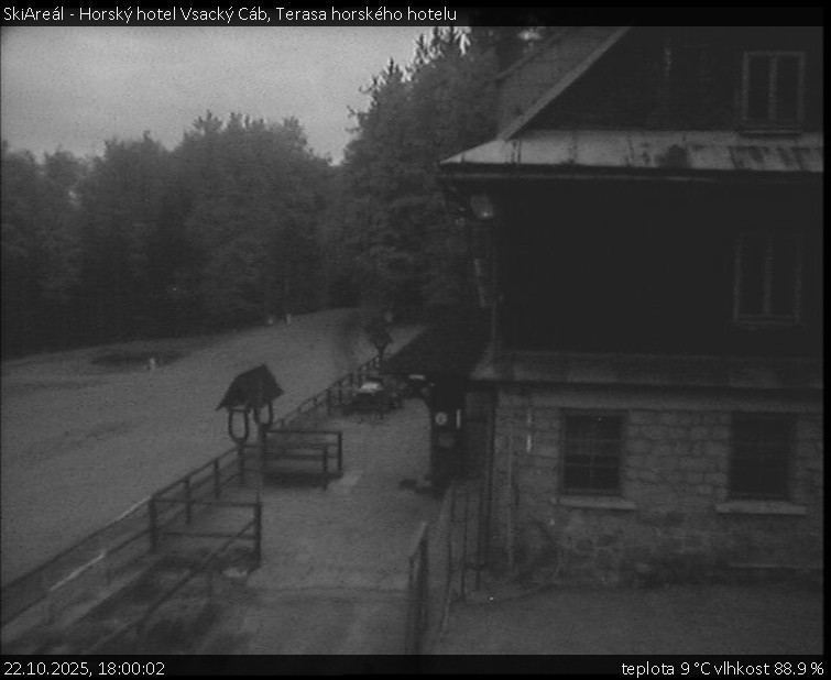 SkiAreál - Horský hotel Vsacký Cáb - Terasa horského hotelu - 22.10.2025 v 18:00 SkiAreál - Horský hotel Vsacký Cáb - Terasa horského hotelu - 22.10.2025 v 18:00