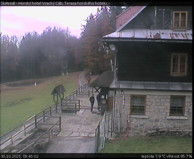 SkiAreál - Horský hotel Vsacký Cáb - Terasa horského hotelu - 30.10.2025 v 08:45 SkiAreál - Horský hotel Vsacký Cáb - Terasa horského hotelu - 30.10.2025 v 08:45