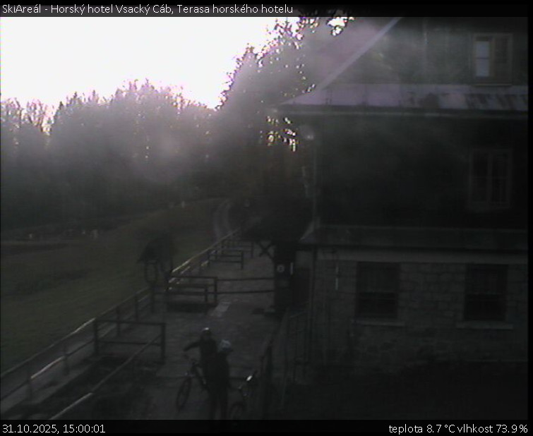 SkiAreál - Horský hotel Vsacký Cáb - Terasa horského hotelu - 31.10.2025 v 15:00 SkiAreál - Horský hotel Vsacký Cáb - Terasa horského hotelu - 31.10.2025 v 15:00