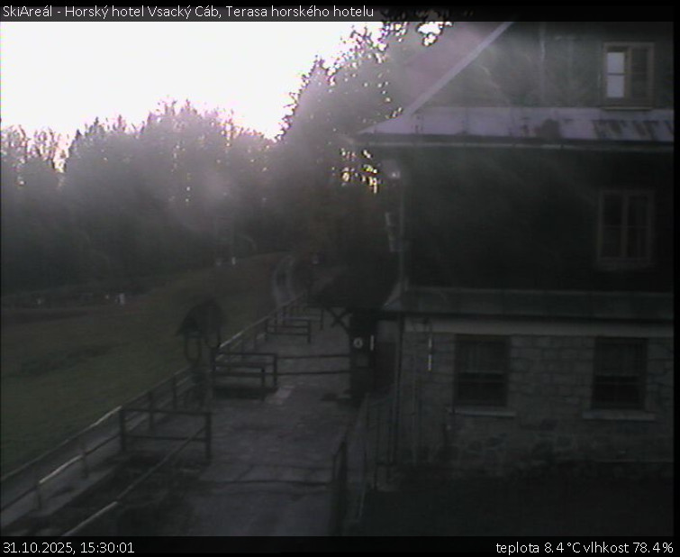 SkiAreál - Horský hotel Vsacký Cáb - Terasa horského hotelu - 31.10.2025 v 15:30 SkiAreál - Horský hotel Vsacký Cáb - Terasa horského hotelu - 31.10.2025 v 15:30