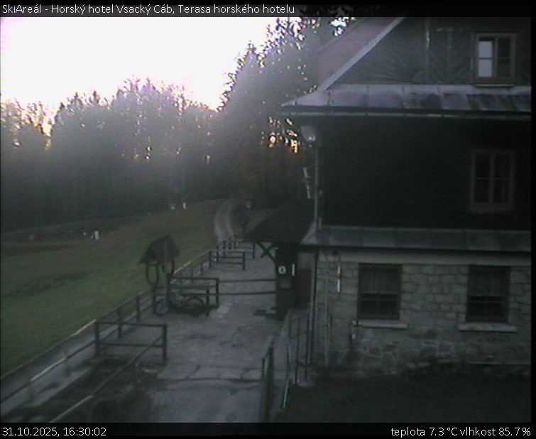 SkiAreál - Horský hotel Vsacký Cáb - Terasa horského hotelu - 31.10.2025 v 16:30 SkiAreál - Horský hotel Vsacký Cáb - Terasa horského hotelu - 31.10.2025 v 16:30