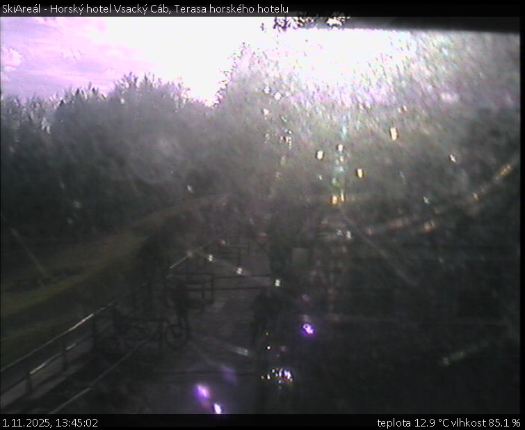 SkiAreál - Horský hotel Vsacký Cáb - Terasa horského hotelu - 1.11.2025 v 13:45 SkiAreál - Horský hotel Vsacký Cáb - Terasa horského hotelu - 1.11.2025 v 13:45