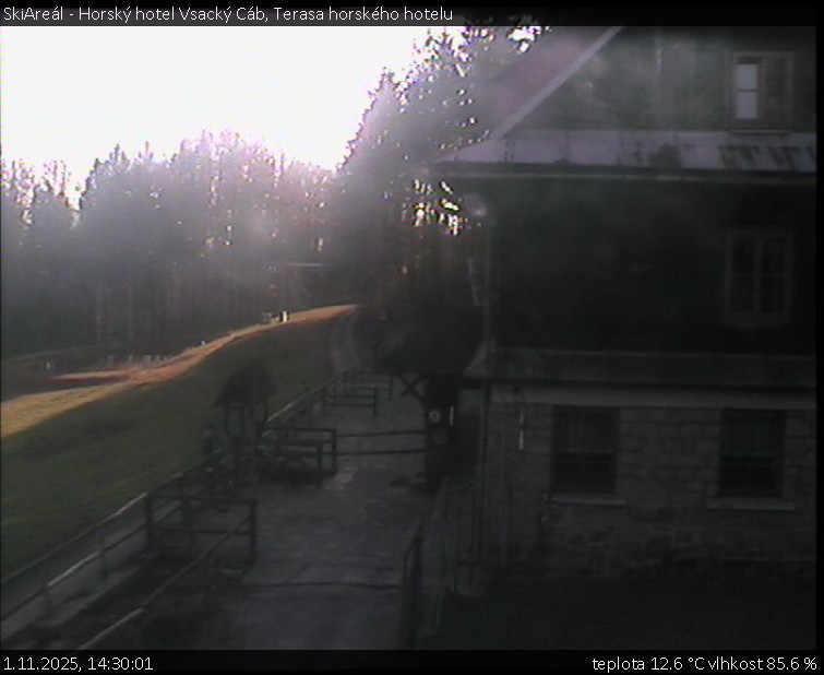 SkiAreál - Horský hotel Vsacký Cáb - Terasa horského hotelu - 1.11.2025 v 14:30 SkiAreál - Horský hotel Vsacký Cáb - Terasa horského hotelu - 1.11.2025 v 14:30
