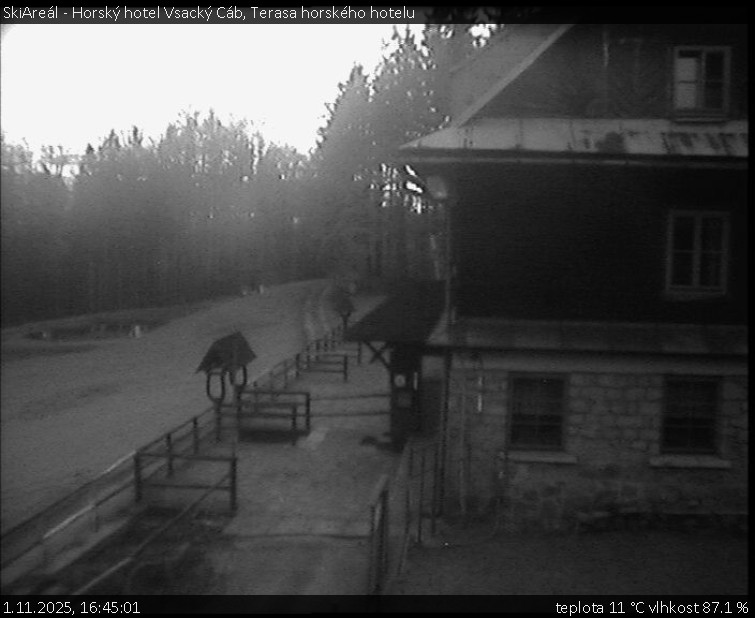 SkiAreál - Horský hotel Vsacký Cáb - Terasa horského hotelu - 1.11.2025 v 16:45 SkiAreál - Horský hotel Vsacký Cáb - Terasa horského hotelu - 1.11.2025 v 16:45