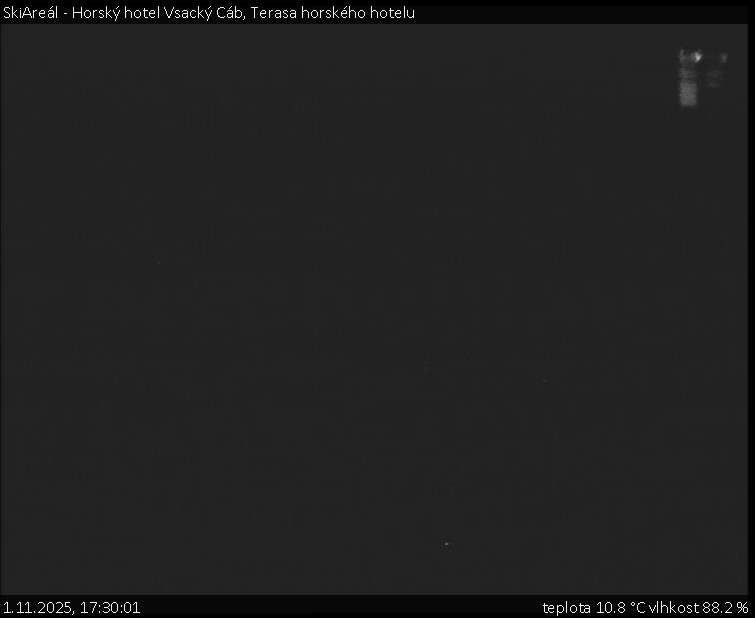 SkiAreál - Horský hotel Vsacký Cáb - Terasa horského hotelu - 1.11.2025 v 17:30 SkiAreál - Horský hotel Vsacký Cáb - Terasa horského hotelu - 1.11.2025 v 17:30