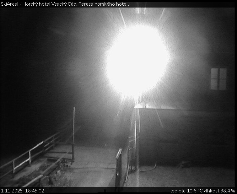 SkiAreál - Horský hotel Vsacký Cáb - Terasa horského hotelu - 1.11.2025 v 18:45 SkiAreál - Horský hotel Vsacký Cáb - Terasa horského hotelu - 1.11.2025 v 18:45