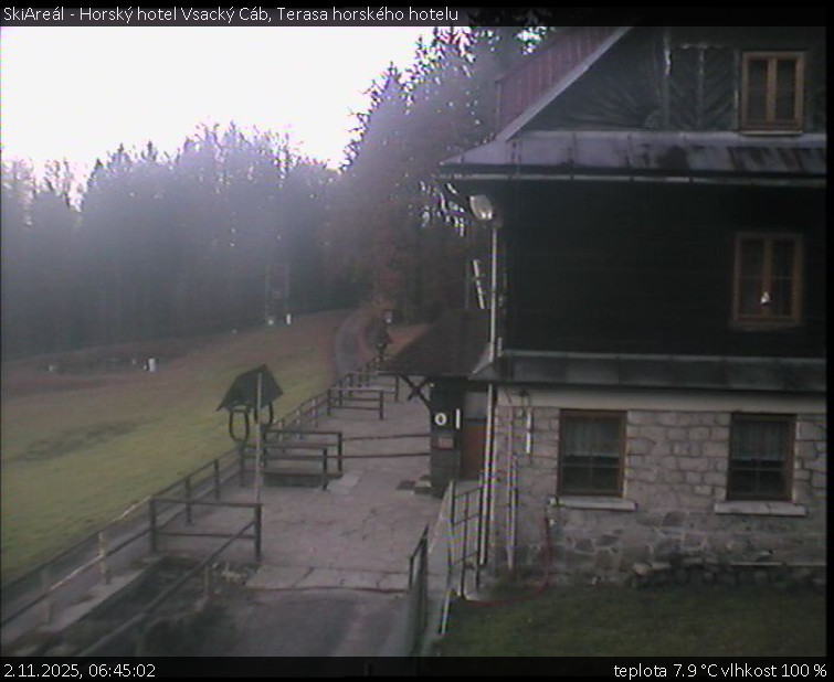 SkiAreál - Horský hotel Vsacký Cáb - Terasa horského hotelu - 2.11.2025 v 06:45 SkiAreál - Horský hotel Vsacký Cáb - Terasa horského hotelu - 2.11.2025 v 06:45