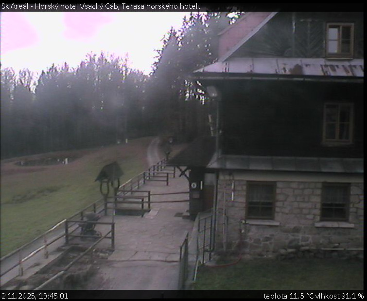 SkiAreál - Horský hotel Vsacký Cáb - Terasa horského hotelu - 2.11.2025 v 13:45 SkiAreál - Horský hotel Vsacký Cáb - Terasa horského hotelu - 2.11.2025 v 13:45